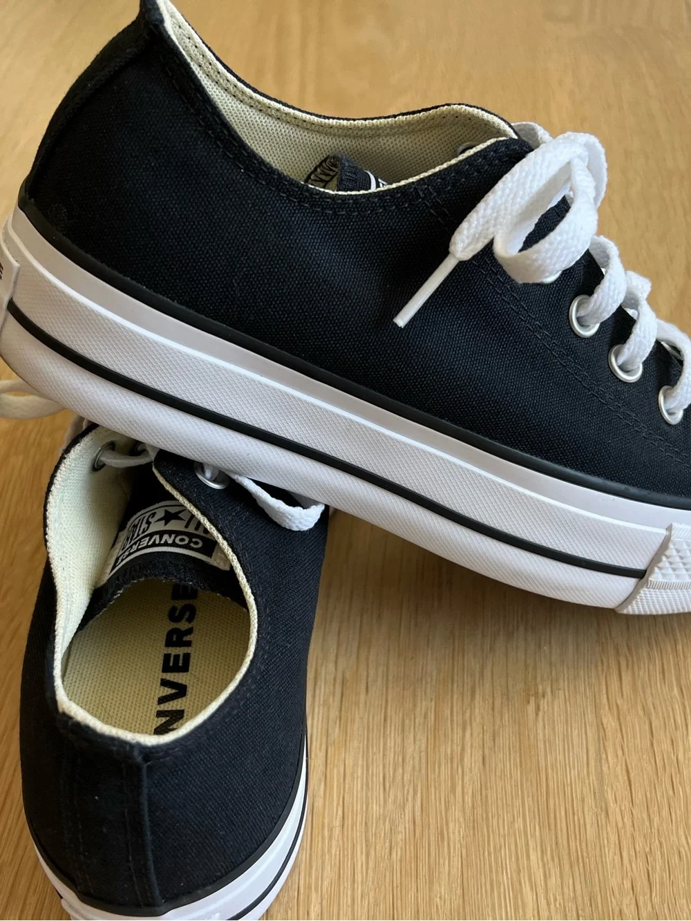 Converse Chuck Taylor All Star Black and White Low-Top Canvas Sneakers, Size 8